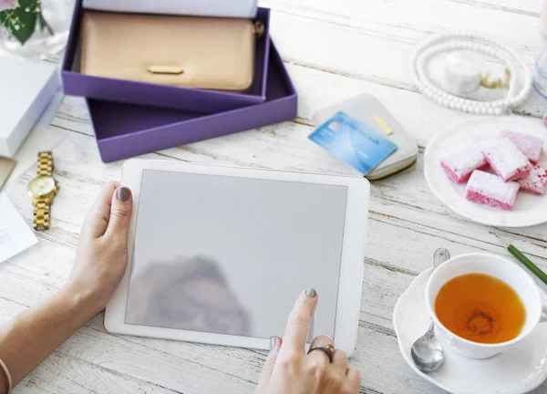 Vrouw die digitale tablet gebruikt — Stockfoto