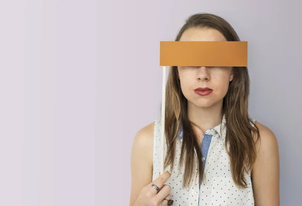 Mulher segurando bandeira de papel — Fotografia de Stock