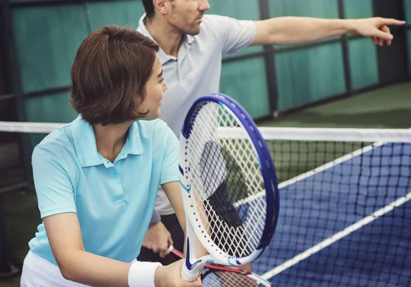 Άνδρας και γυναίκα που παίζει τένις — Φωτογραφία Αρχείου