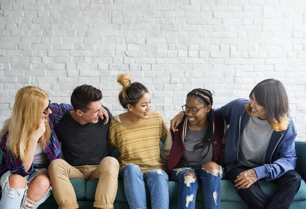 Öğrenciler birlikte sarılma