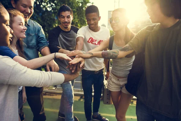 Diversos adolescentes se divierten — Foto de Stock