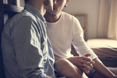 Gay çift öpüşme 