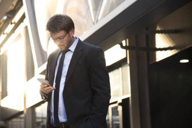 smartphone üzerinde konuşan işadamı 