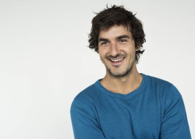 gülümseyen yakışıklı adam