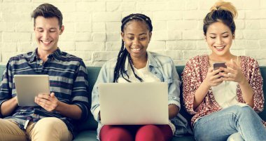 Dijital cihazlar kullanan öğrenciler