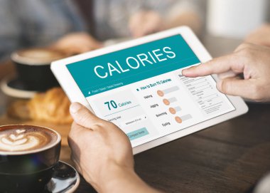 Tablet kahve dükkanında kullanan kişi