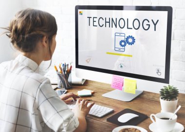 Bilgisayarda Çalışan Kadın 