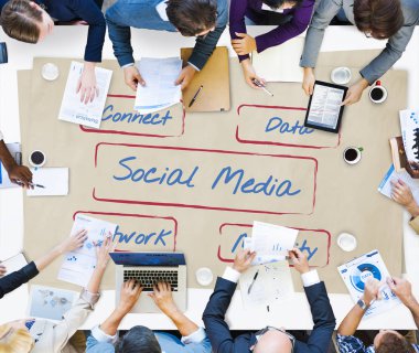 Dijital cihazlar çok ırklı insanlarla.