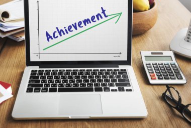 ekranda metin olan dizüstü bilgisayar