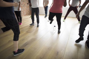 İnsanlar egzersiz sınıfında