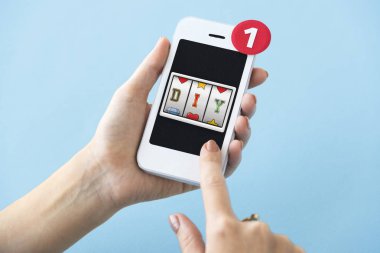 akıllı telefon elinde 