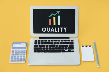 ekranda metin olan dizüstü bilgisayar