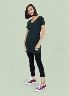 genç kadın stüdyoda poz