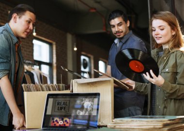 Arkadaşlar vinil kayıtları seçme