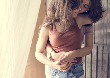 Lezbiyen çift birlikte vakit geçiriyor.