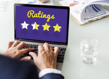 tipik dizüstü klavye üzerinde işadamı