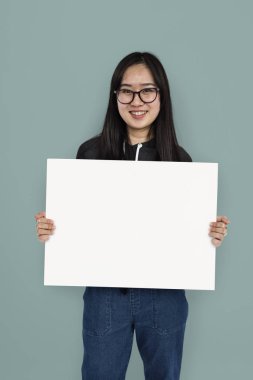 kadın stüdyoda poz