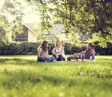 Aile açık havada piknik yapıyor.