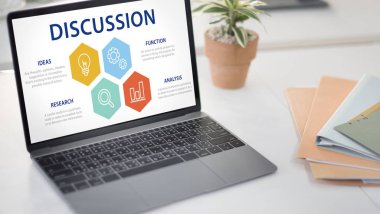 ekranda metin olan dizüstü bilgisayar