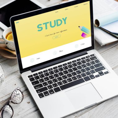 ekranda metin olan dizüstü bilgisayar