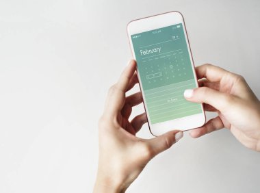 Cep telefonu ellerinde.