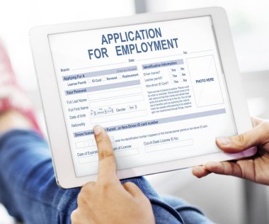 Dijital tablo kullanan kişi