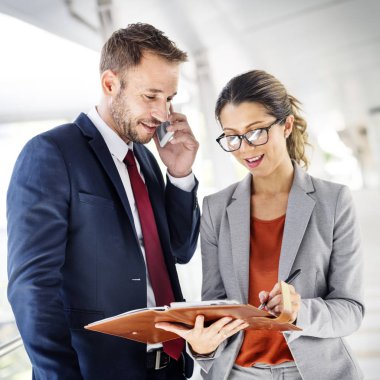 iş adamları iş tartışıyor