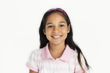 küçük kız stüdyoda poz