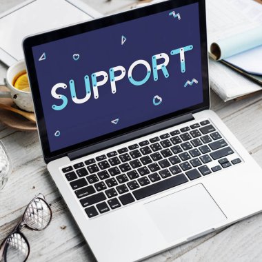ofiste ahşap masa üstünde laptop