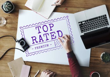 laptop ile masada oturan insanlar