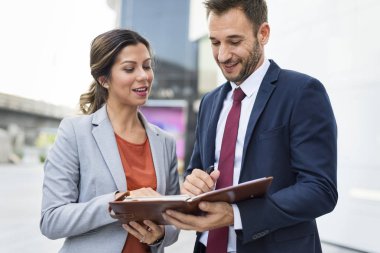 iş adamları iş tartışıyor