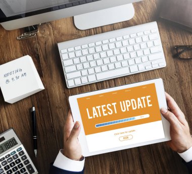 Dijital tablet kullanan işadamı