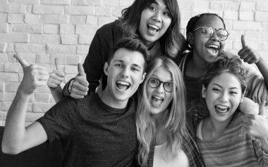 Öğrenciler birlikte sarılma