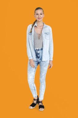 Stüdyoda genç bir kadın 