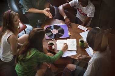Arkadaşlar birlikte takılıyor.