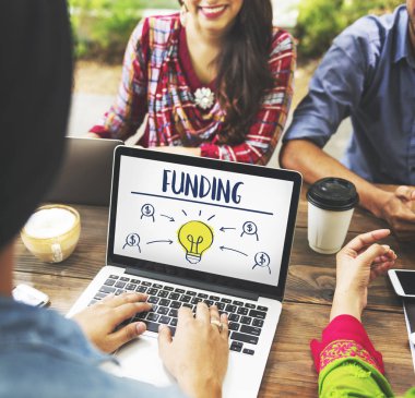 Dizüstü bilgisayarlar ve kahve ile Hint insanlar