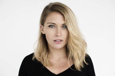 Studio neşeli beyaz kadın