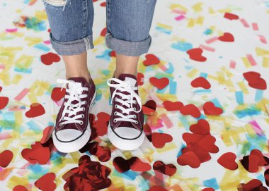 kadın ayakları ayakkabı üzerine konfeti