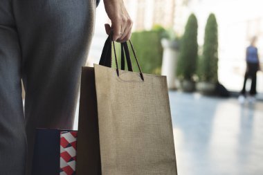 Alışveriş çantalı kadın.