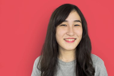 Asyalı kadın stüdyoda poz 