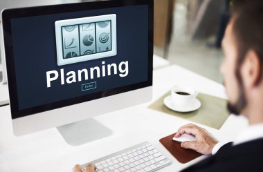 Ofiste çalışan bir iş adamı.