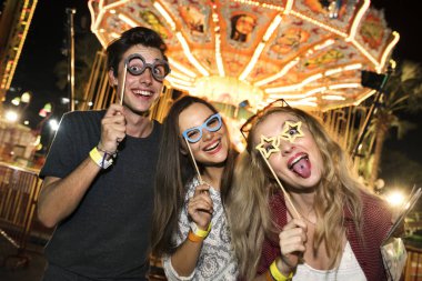 Eğlence Parkı içinde neşeli arkadaşları