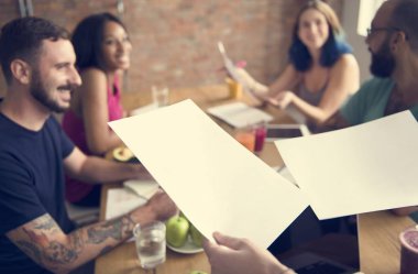 Masada oturan insanlar