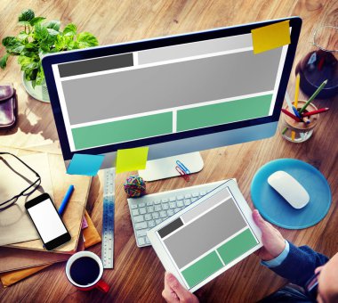 Dijital tablet tutan işadamı