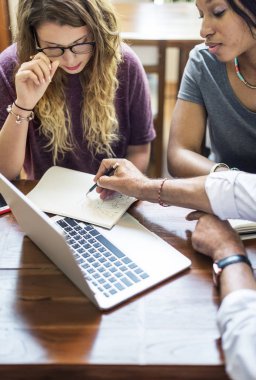 Dizüstü bilgisayarda çalışanlar