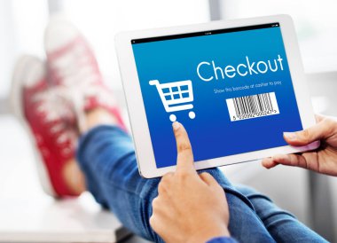 Dijital tablo kullanan kişi