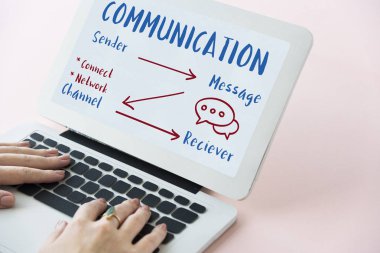 Dizüstü bilgisayarda yazan kadın klavyesi