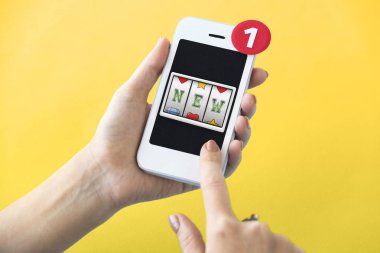 akıllı telefon elinde 