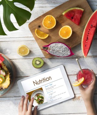 dijital tablet kullanan kadın