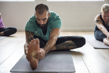 Yoga egzersiz egzersiz yapan erkek